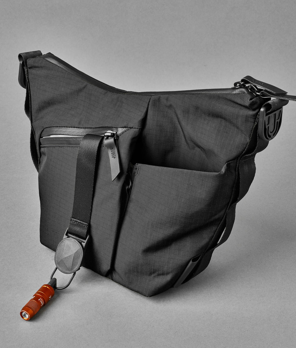 Alpaka Flow Satchel 側肩包
正面的快速存取口袋可輕鬆存放必需品,並配有內建鑰匙夾。