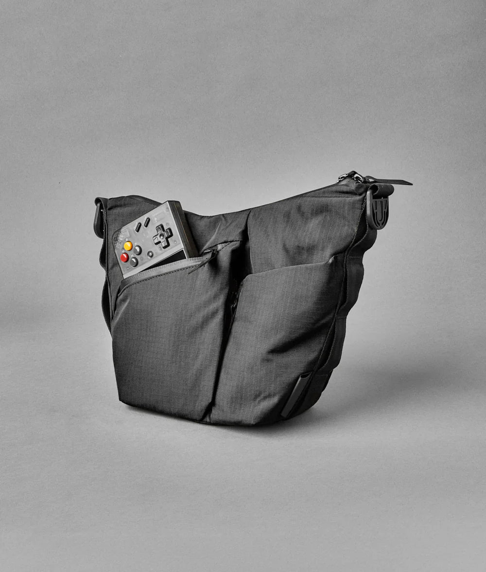 Alpaka Flow Satchel 側肩包
正面的快速存取口袋可輕鬆存放必需品,並配有內建鑰匙夾。