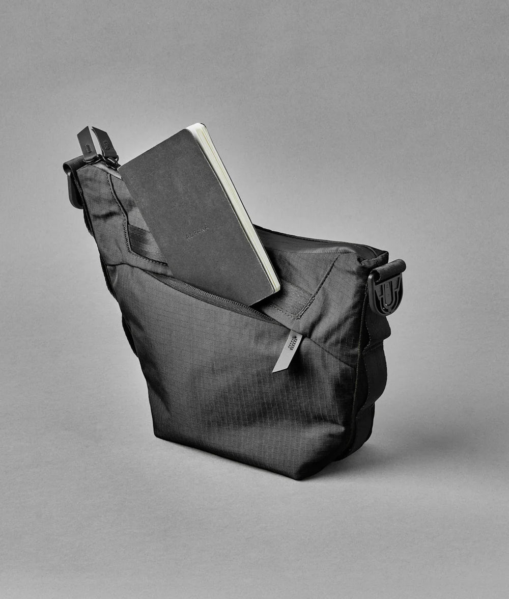 Alpaka Flow Satchel 側肩包
背面的拉鍊口袋足夠深,可容納 iPad mini(標準尺寸版本)