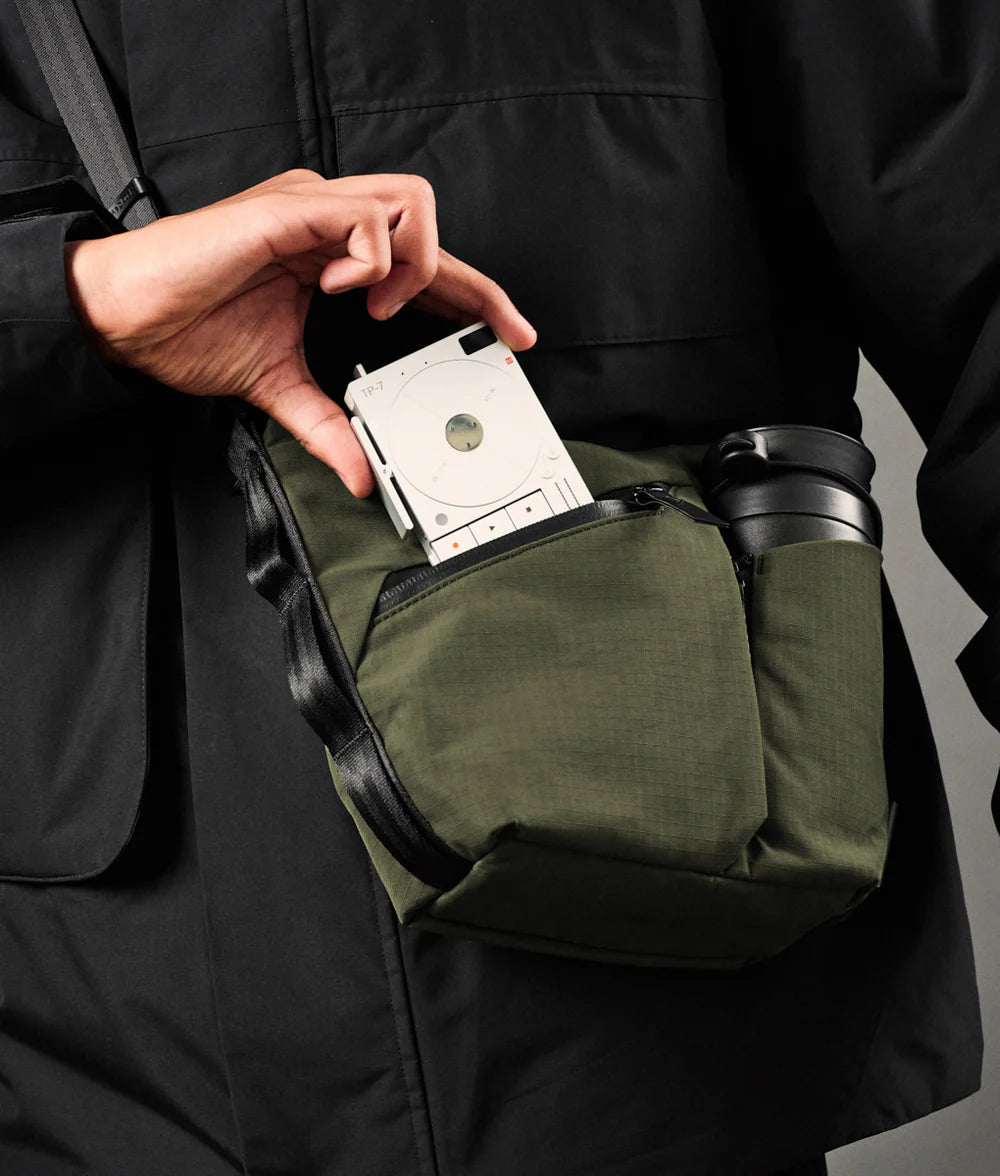 Alpaka Flow Satchel 側肩包
正面的快速存取口袋可輕鬆存放必需品,並配有內建鑰匙夾。