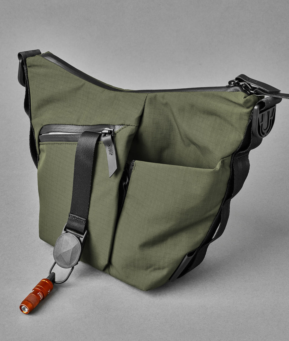Alpaka Flow Satchel 側肩包
正面的快速存取口袋可輕鬆存放必需品,並配有內建鑰匙夾。