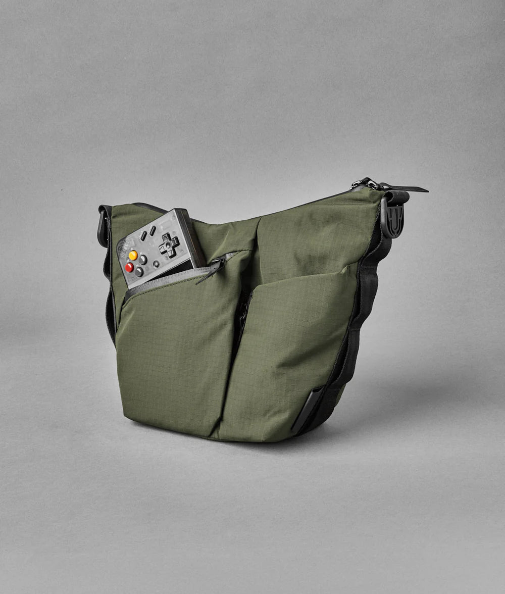 Alpaka Flow Satchel 側肩包
正面的快速存取口袋可輕鬆存放必需品,並配有內建鑰匙夾。