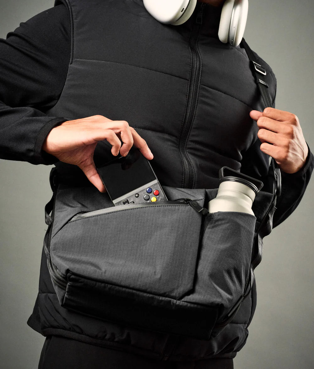 Alpaka Flow Satchel 側肩包
正面的快速存取口袋可輕鬆存放必需品,並配有內建鑰匙夾。