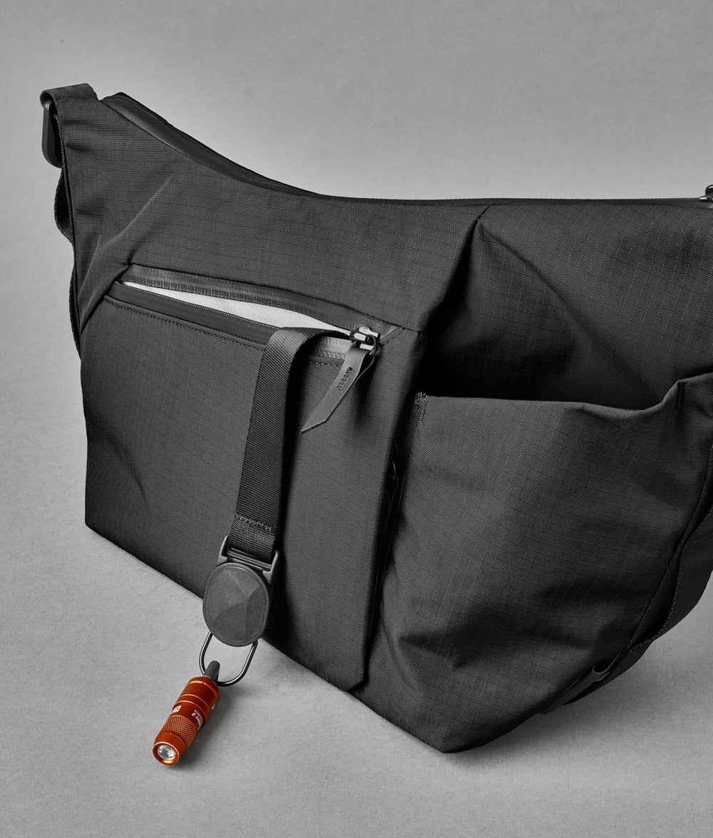 Alpaka Flow Satchel 側肩包
正面的快速存取口袋可輕鬆存放必需品,並配有內建鑰匙夾。