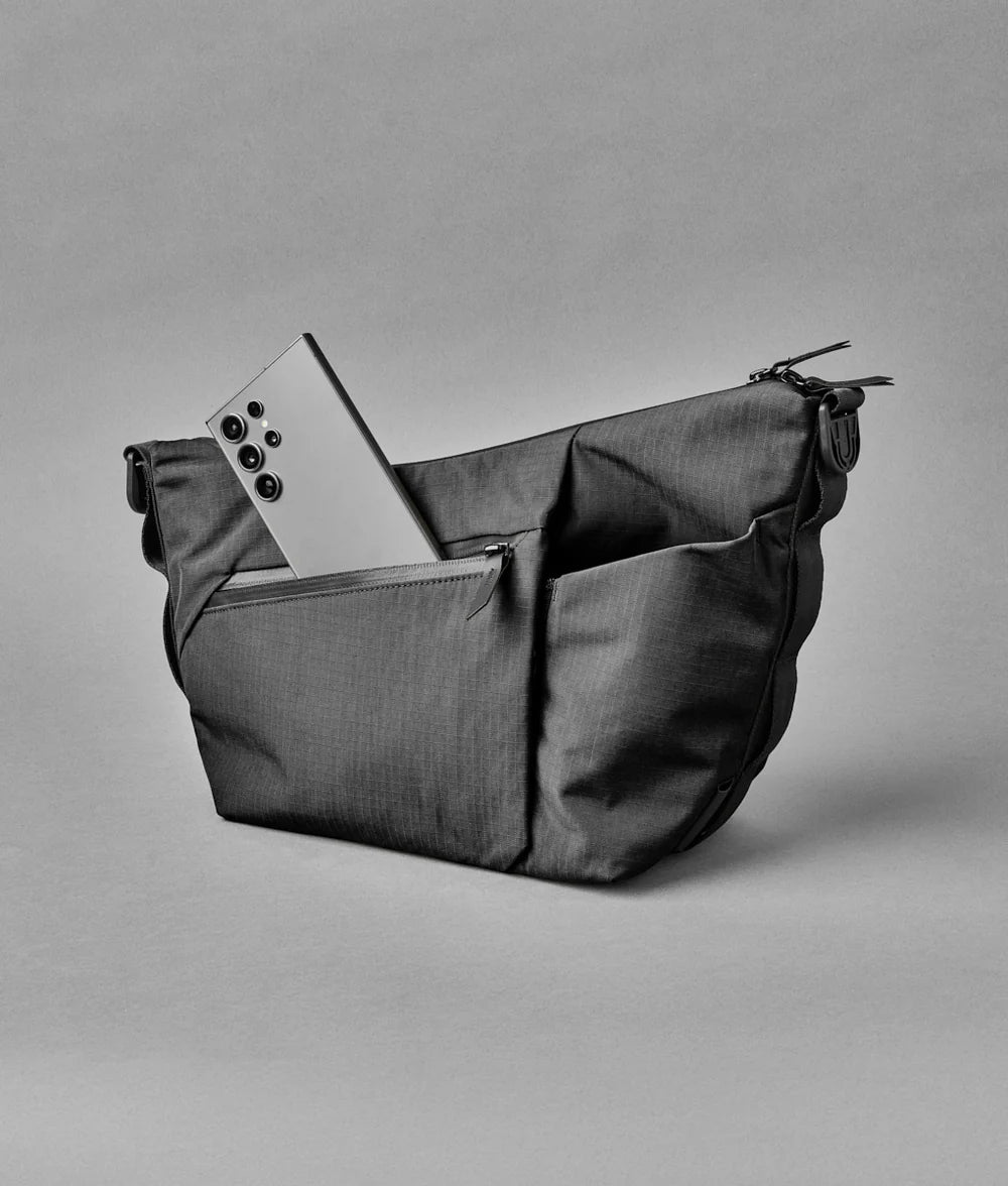 Alpaka Flow Satchel 側肩包
正面的快速存取口袋可輕鬆存放必需品,並配有內建鑰匙夾。