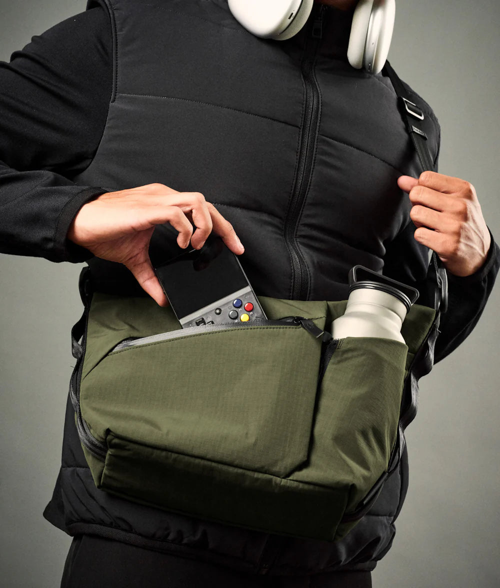 Alpaka Flow Satchel 側肩包
正面的快速存取口袋可輕鬆存放必需品,並配有內建鑰匙夾。