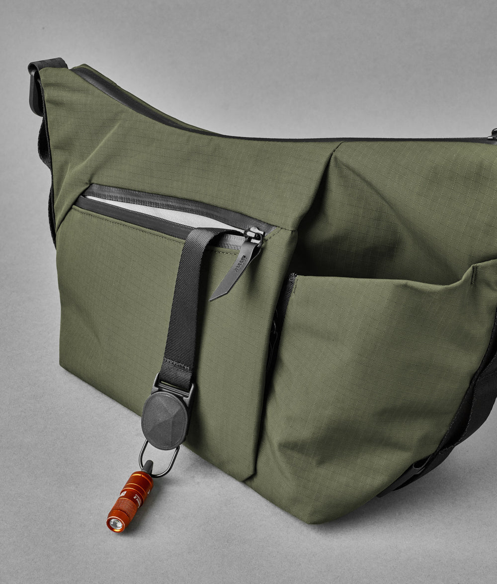 Alpaka Flow Satchel 側肩包
正面的快速存取口袋可輕鬆存放必需品,並配有內建鑰匙夾。