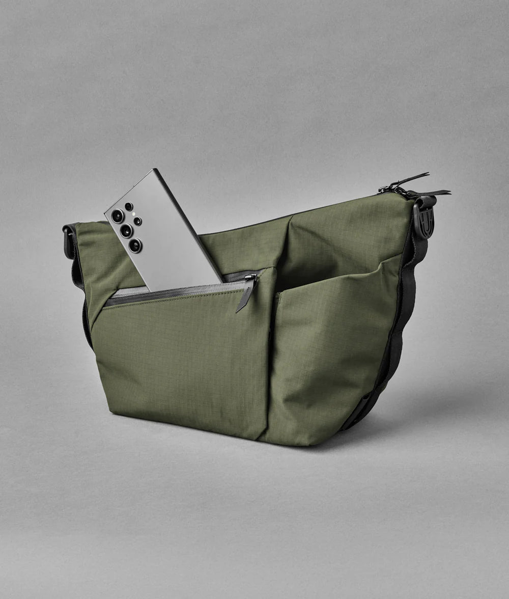 Alpaka Flow Satchel 側肩包
正面的快速存取口袋可輕鬆存放必需品,並配有內建鑰匙夾。