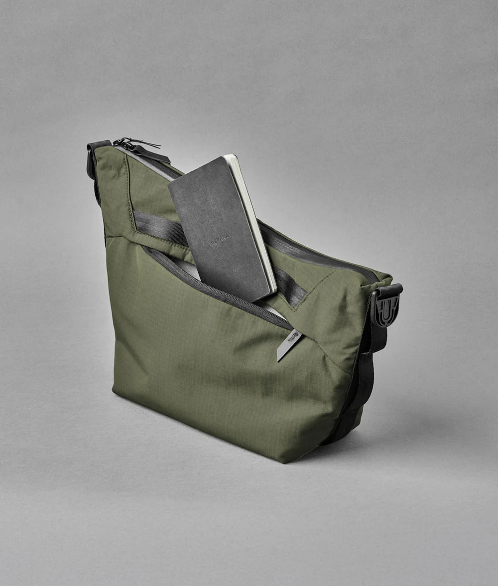 Alpaka Flow Satchel 側肩包
背面的拉鍊口袋足夠深,可容納 iPad mini(標準尺寸版本)