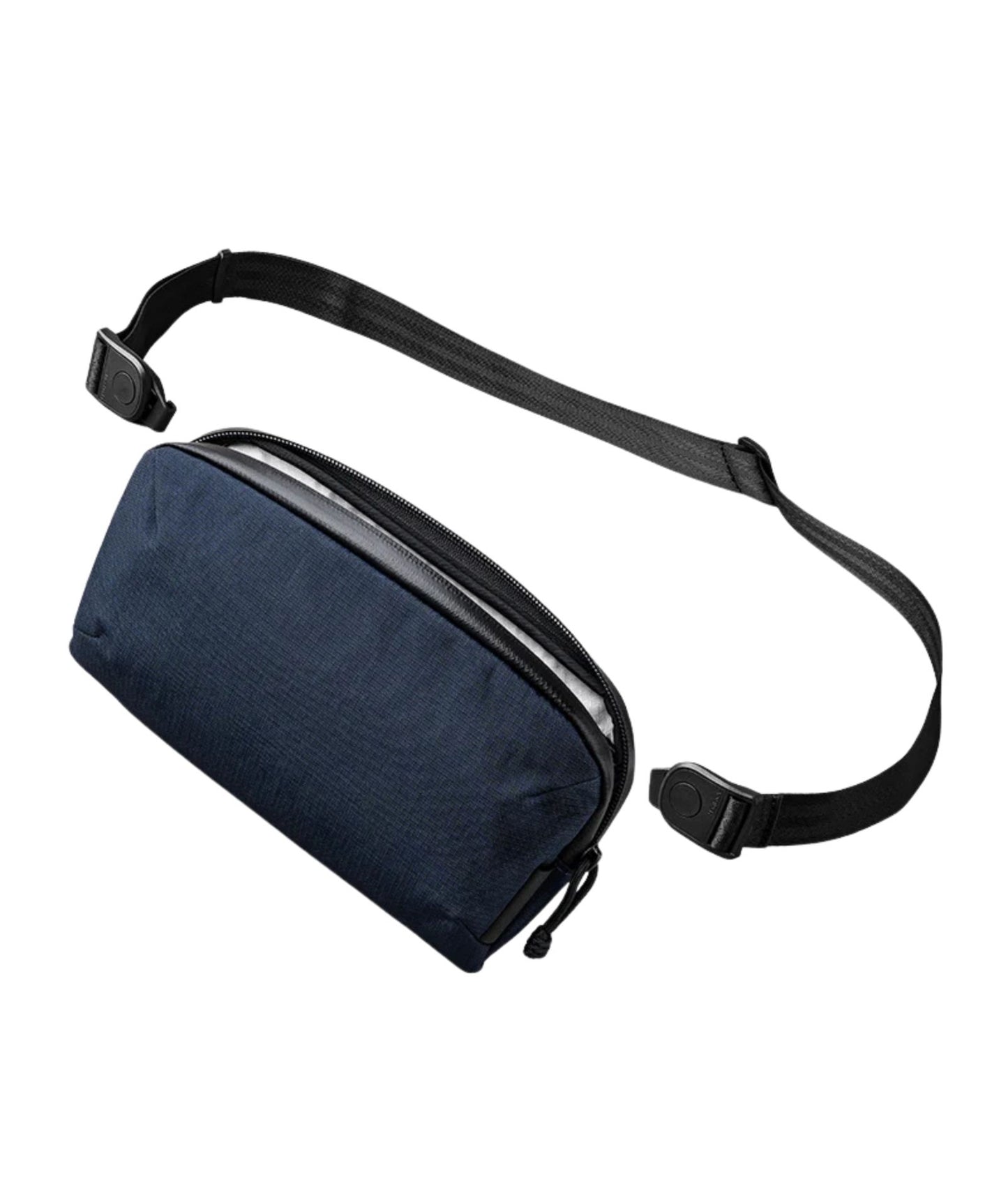 ALPAKA Flight Pouch Pro容量升級,可調肩帶與手腕帶,磁吸護照夾層+RFID防盜,旅行收納更高效安全!