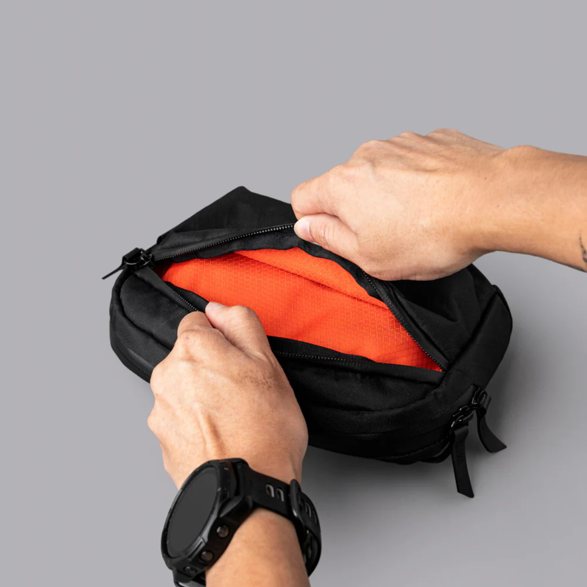 Flight Sling 側肩包 1L