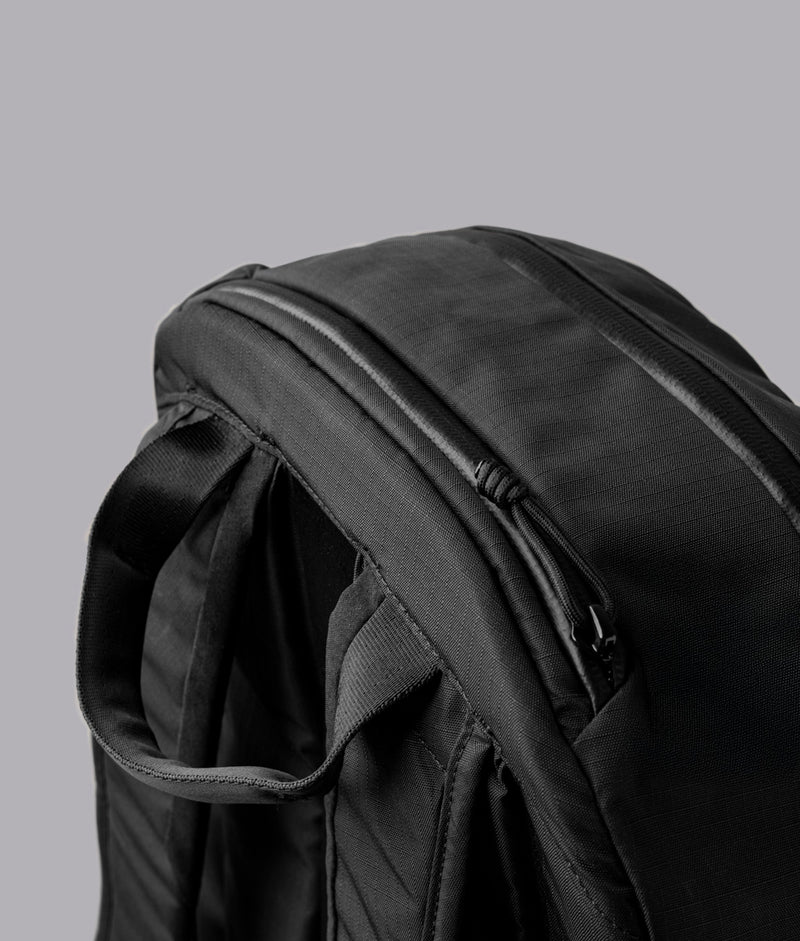 ALPAKA Aero Pack展示頂部柔軟襯裡口袋,適合存放墨鏡與卡片。
