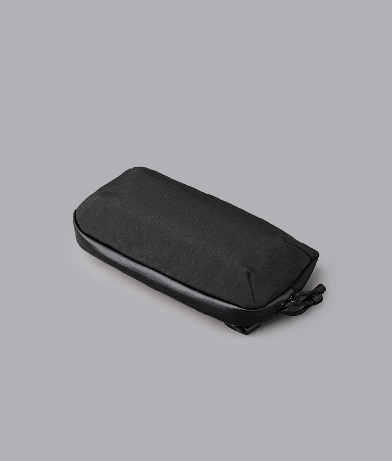 ALPAKA Flight Pouch Pro容量升級,可調肩帶與手腕帶,磁吸護照夾層+RFID防盜,旅行收納更高效安全!