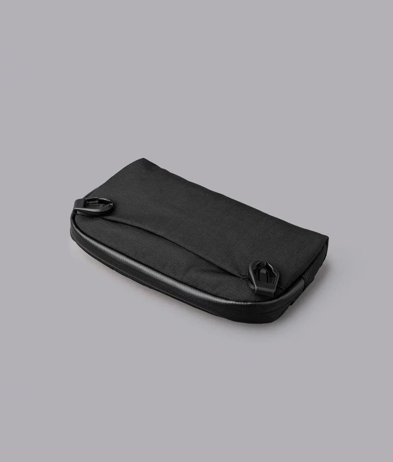 ALPAKA Flight Pouch Pro容量升級,可調肩帶與手腕帶,磁吸護照夾層+RFID防盜,旅行收納更高效安全!