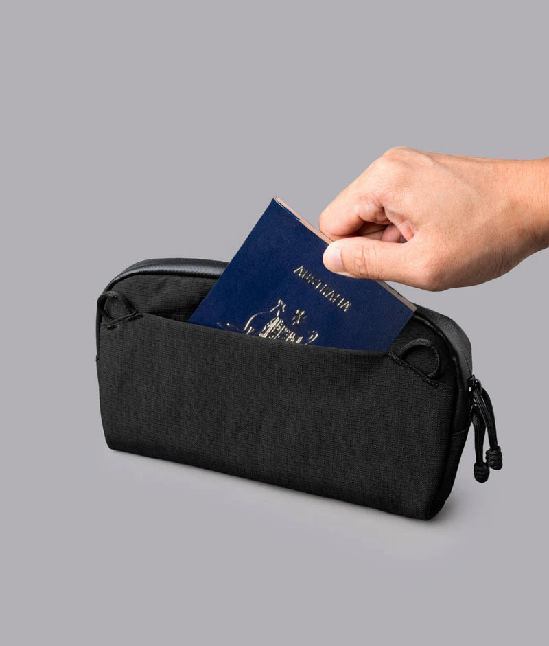 ALPAKA Flight Pouch Pro容量升級,護照優先設計,安檢取用隨手可得。