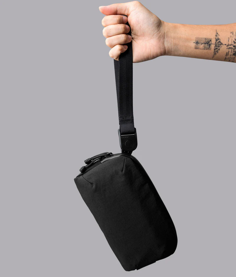 ALPAKA Flight Pouch Pro 快拆扣設計,肩背手拿兩用隨時切換,方便又快速