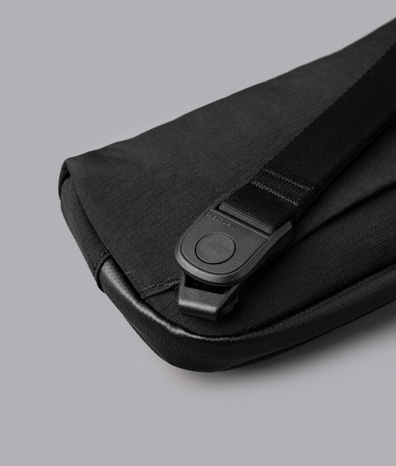 ALPAKA Flight Pouch Pro 快拆扣設計,肩背手拿兩用隨時切換,方便又快速