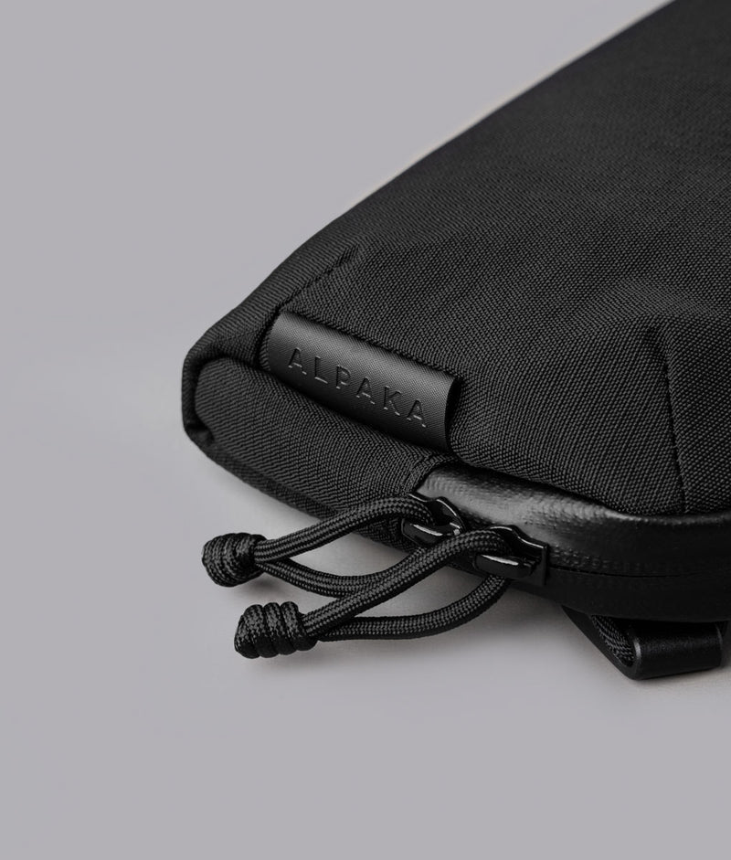 ALPAKA Flight Pouch Pro容量升級,YKK 防水拉鍊,防潑水材質抵禦潑水與潮濕環境