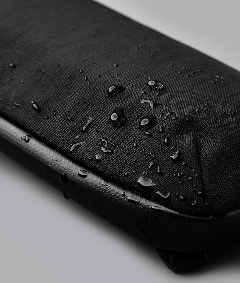 ALPAKA Flight Pouch Pro容量升級,YKK 防水拉鍊,防潑水材質抵禦潑水與潮濕環境