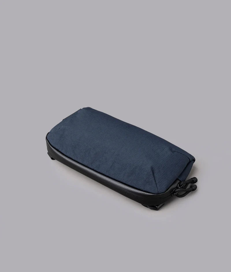 ALPAKA Flight Pouch Pro容量升級,可調肩帶與手腕帶,磁吸護照夾層+RFID防盜,旅行收納更高效安全!