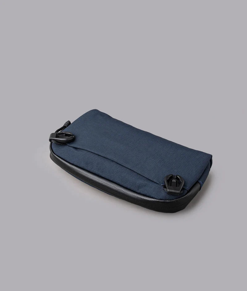 ALPAKA Flight Pouch Pro 快拆扣設計,肩背手拿兩用隨時切換,方便又快速