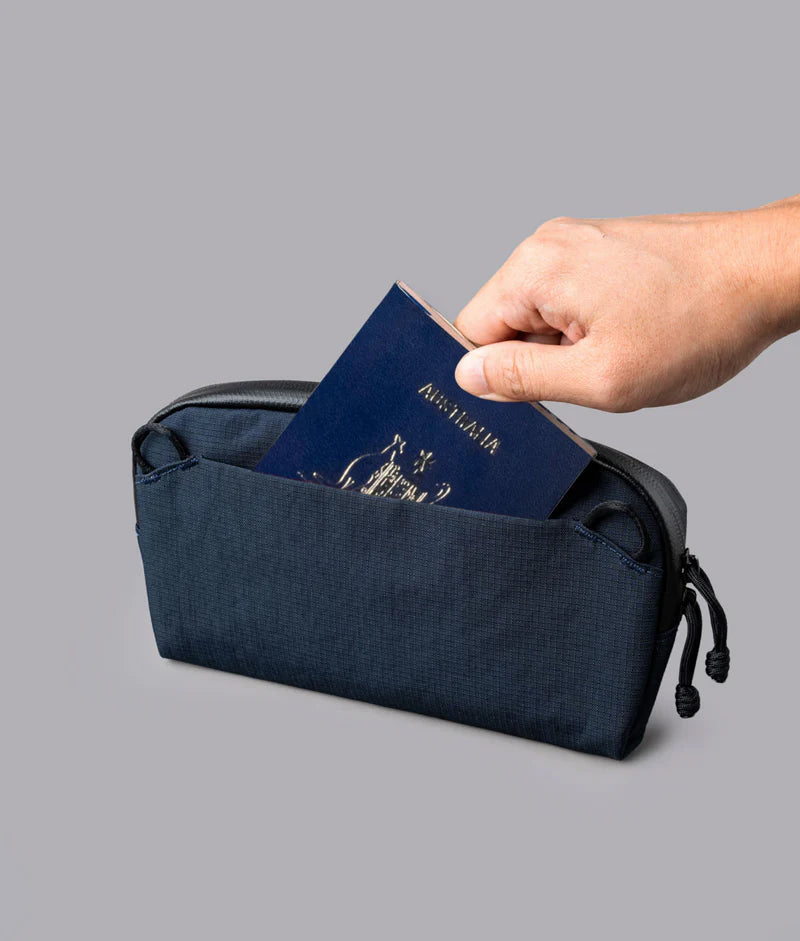 ALPAKA Flight Pouch Pro容量升級,護照優先設計,安檢取用隨手可得。