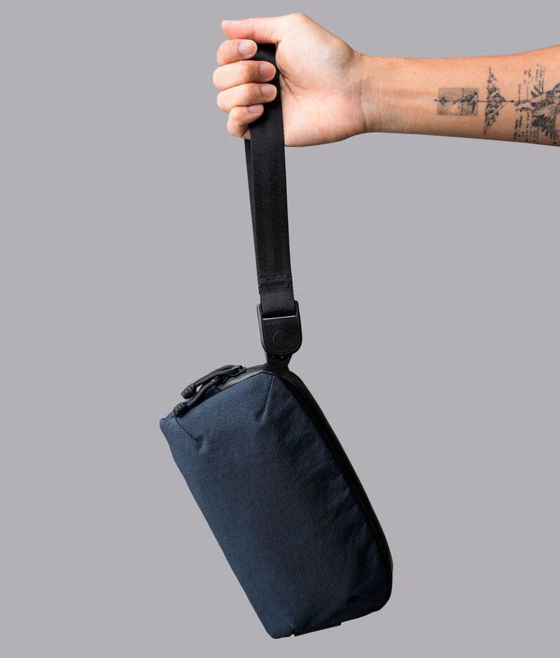 ALPAKA Flight Pouch Pro 快拆扣設計,肩背手拿兩用隨時切換,方便又快速