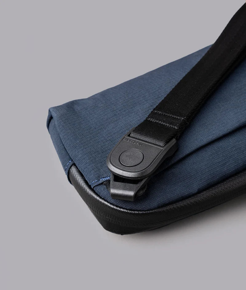 ALPAKA Flight Pouch Pro 快拆扣設計,肩背手拿兩用隨時切換,方便又快速