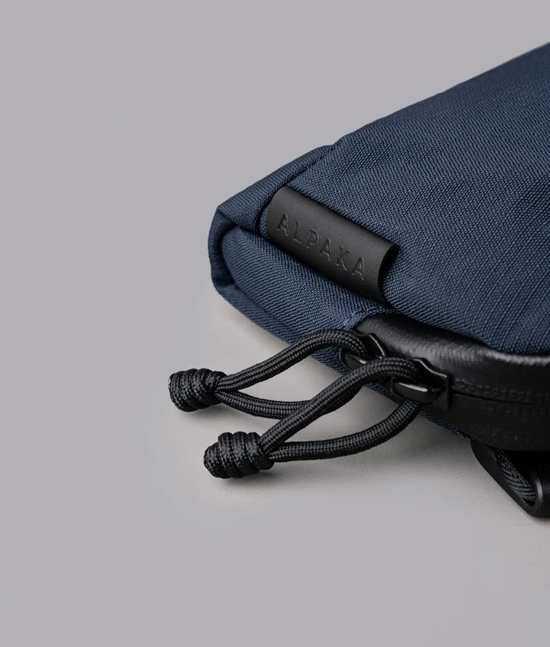 ALPAKA Flight Pouch Pro容量升級,YKK 防水拉鍊,防潑水材質抵禦潑水與潮濕環境