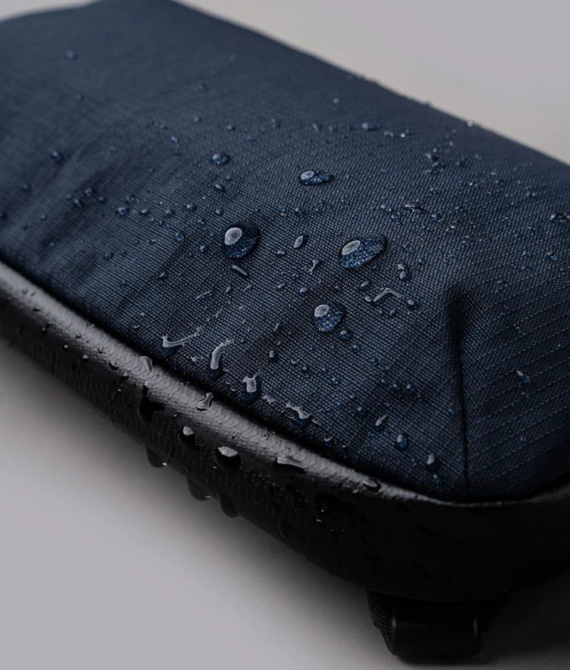 ALPAKA Flight Pouch Pro容量升級,YKK 防水拉鍊,防潑水材質抵禦潑水與潮濕環境
