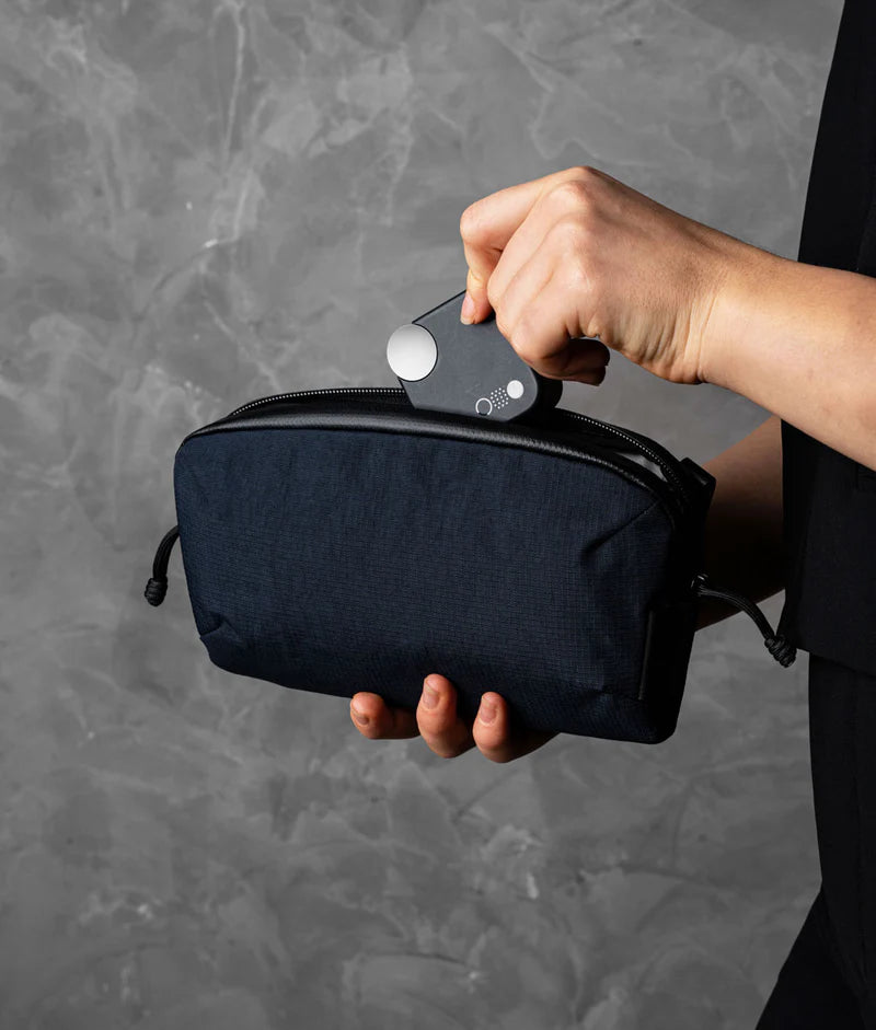 ALPAKA Flight Pouch Pro容量升級,可調肩帶與手腕帶,磁吸護照夾層+RFID防盜,旅行收納更高效安全!