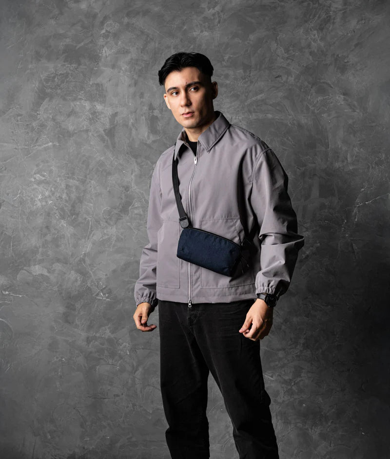 ALPAKA Flight Pouch Pro容量升級,可調肩帶與手腕帶,磁吸護照夾層+RFID防盜,旅行收納更高效安全!