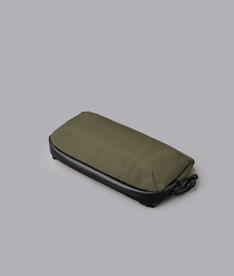 ALPAKA Flight Pouch Pro容量升級,可調肩帶與手腕帶,磁吸護照夾層+RFID防盜,旅行收納更高效安全!