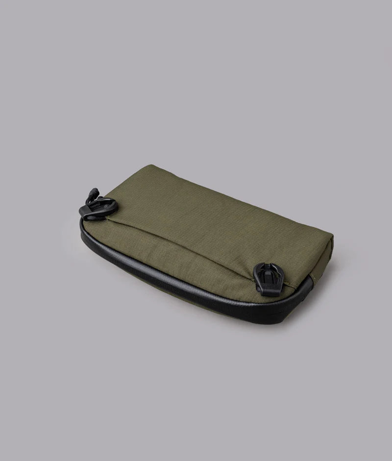 ALPAKA Flight Pouch Pro 快拆扣設計,肩背手拿兩用隨時切換,方便又快速