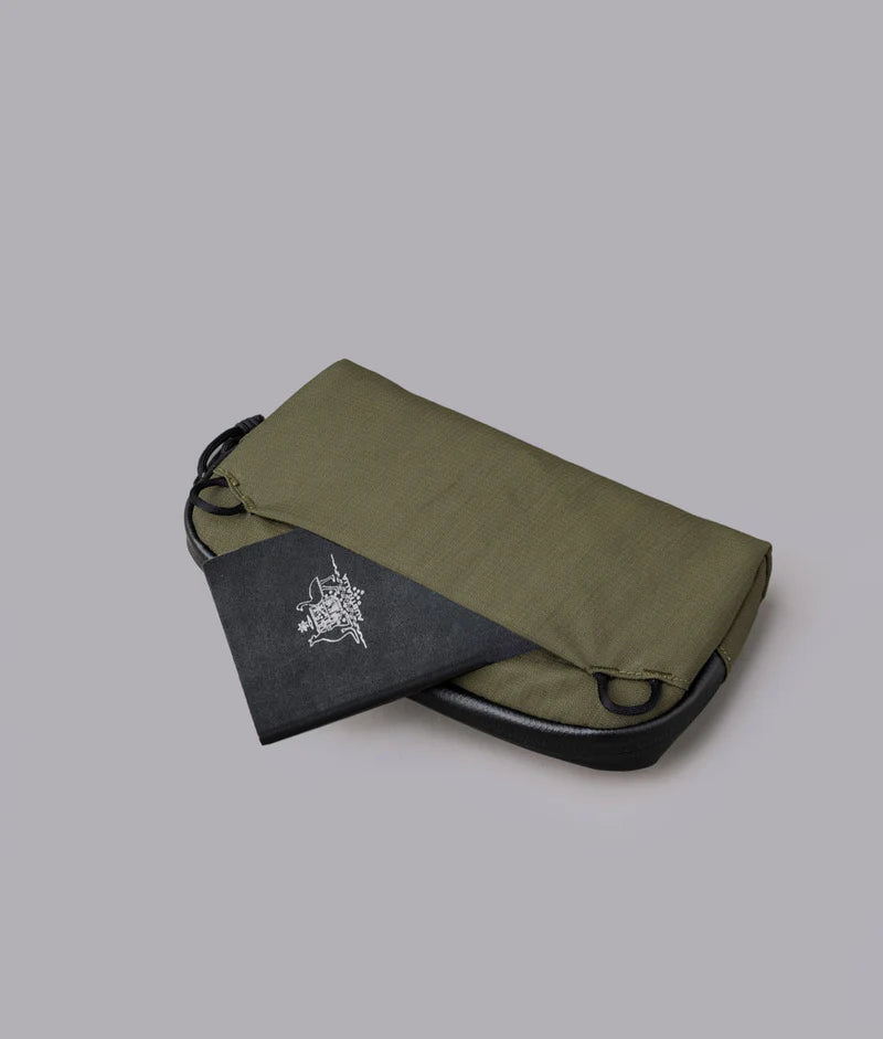 ALPAKA Flight Pouch Pro容量升級,可調肩帶與手腕帶,磁吸護照夾層+RFID防盜,旅行收納更高效安全!