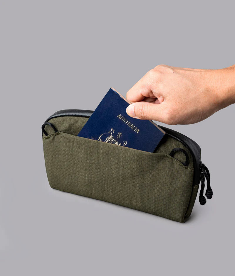 ALPAKA Flight Pouch Pro容量升級,可調肩帶與手腕帶,磁吸護照夾層+RFID防盜,旅行收納更高效安全!