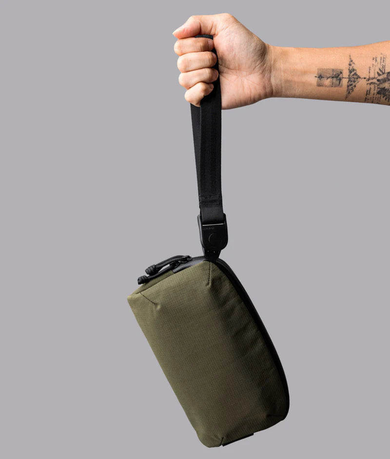 ALPAKA Flight Pouch Pro容量升級,可調肩帶與手腕帶,磁吸護照夾層+RFID防盜,旅行收納更高效安全!