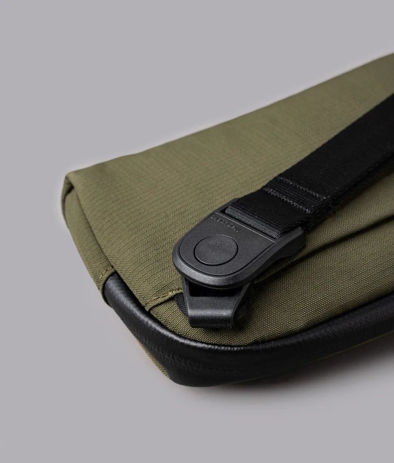 ALPAKA Flight Pouch Pro 快拆扣設計,肩背手拿兩用隨時切換,方便又快速