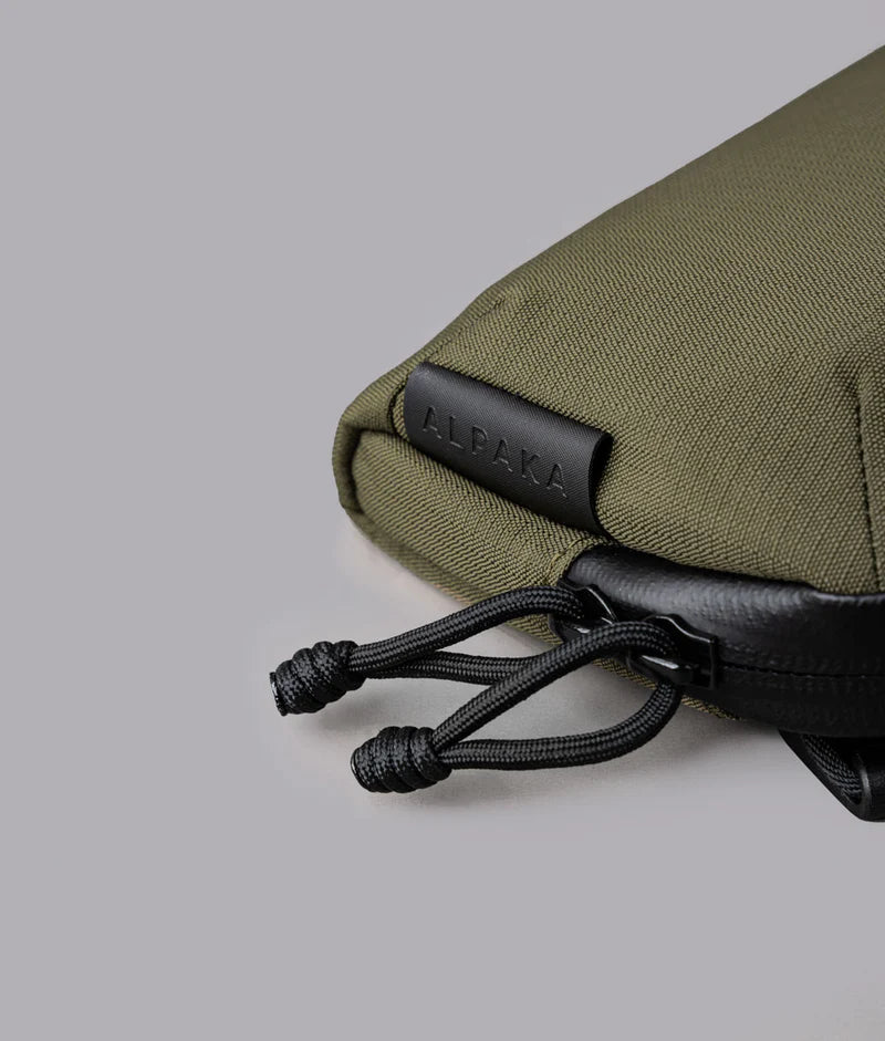 ALPAKA Flight Pouch Pro容量升級,YKK 防水拉鍊,防潑水材質抵禦潑水與潮濕環境