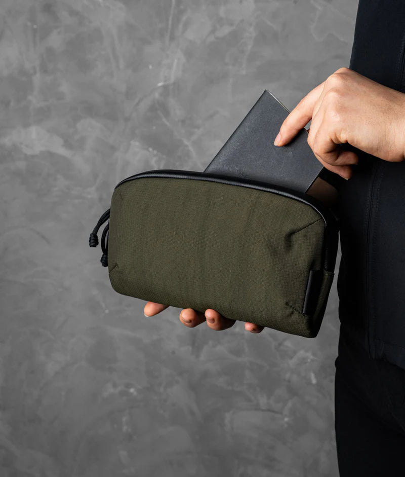 ALPAKA Flight Pouch Pro容量升級,可調肩帶與手腕帶,磁吸護照夾層+RFID防盜,旅行收納更高效安全!