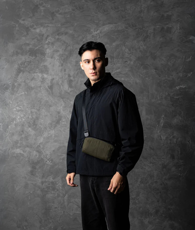 ALPAKA Flight Pouch Pro容量升級,可調肩帶與手腕帶,磁吸護照夾層+RFID防盜,旅行收納更高效安全!