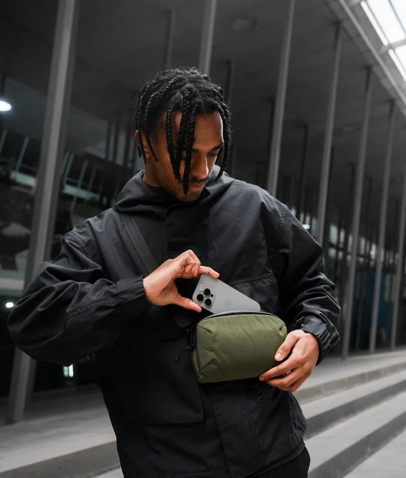 ALPAKA Flight Pouch Pro容量升級,可調肩帶與手腕帶,磁吸護照夾層+RFID防盜,旅行收納更高效安全!