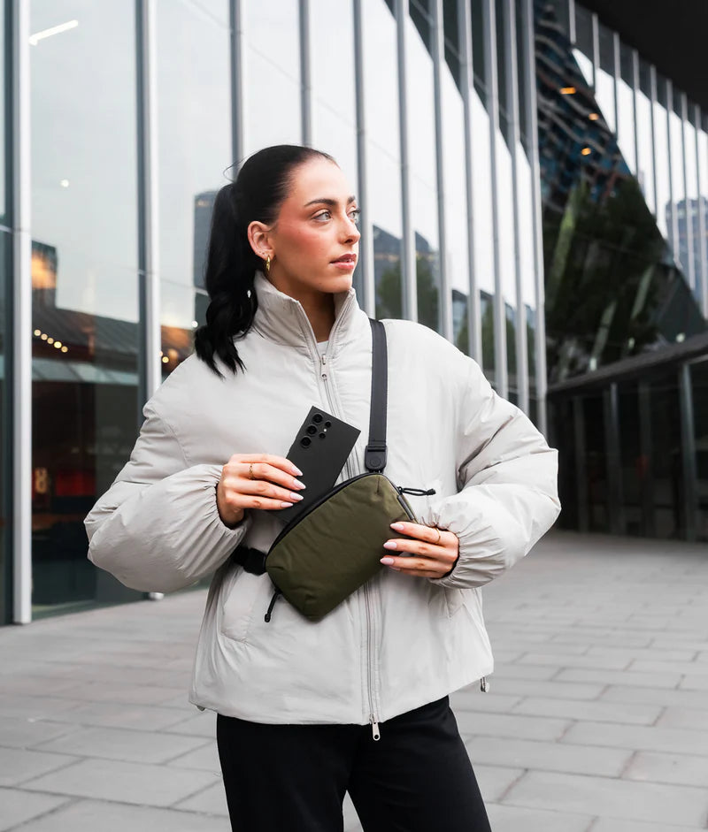 ALPAKA Flight Pouch Pro容量升級,可調肩帶與手腕帶,磁吸護照夾層+RFID防盜,旅行收納更高效安全!