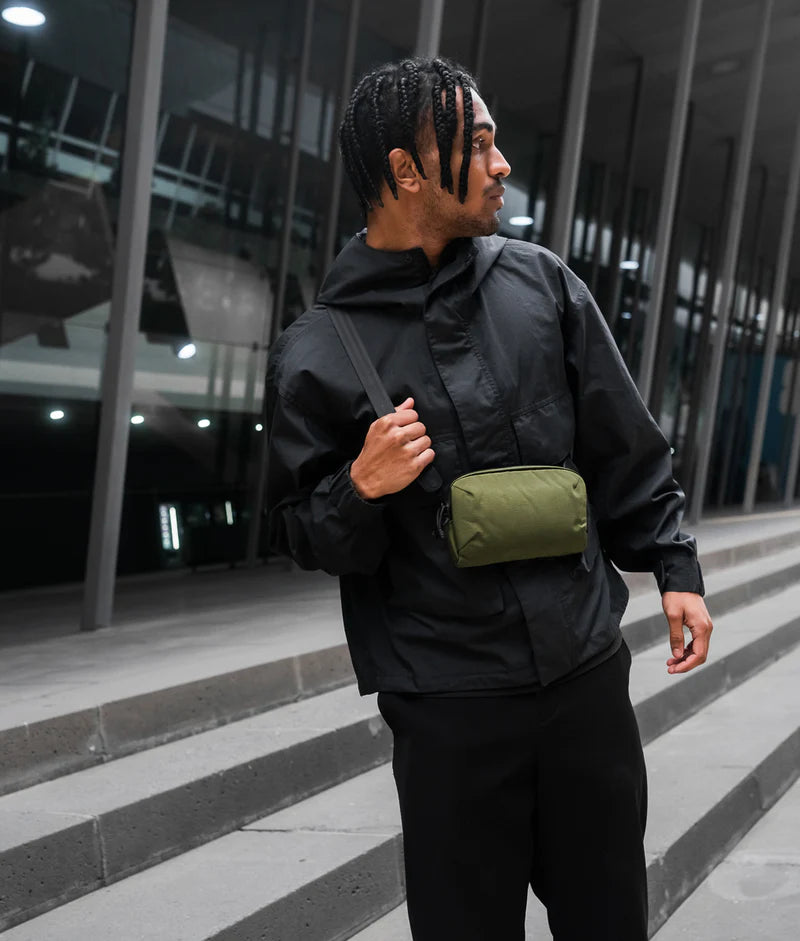 ALPAKA Flight Pouch Pro容量升級,可調肩帶與手腕帶,磁吸護照夾層+RFID防盜,旅行收納更高效安全!