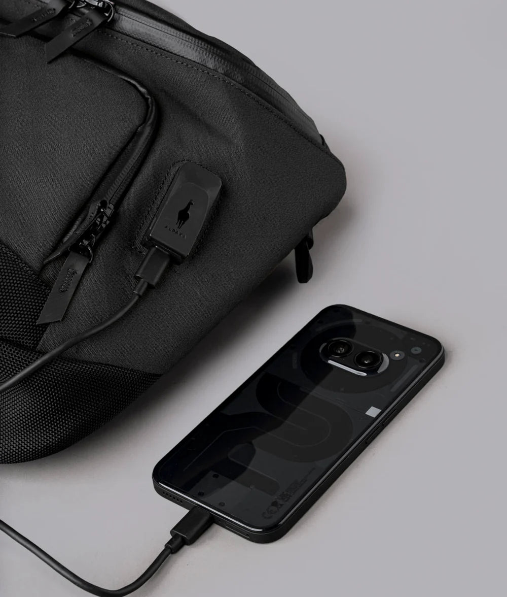配備外部 USB 充電埠(含 USB-C 連接線),滿足移動充電需求。
