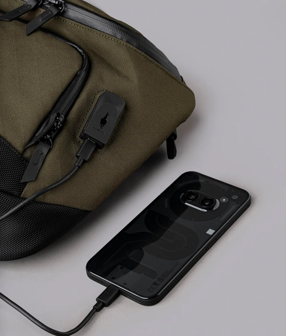 配備外部 USB 充電埠(含 USB-C 連接線),滿足移動充電需求。