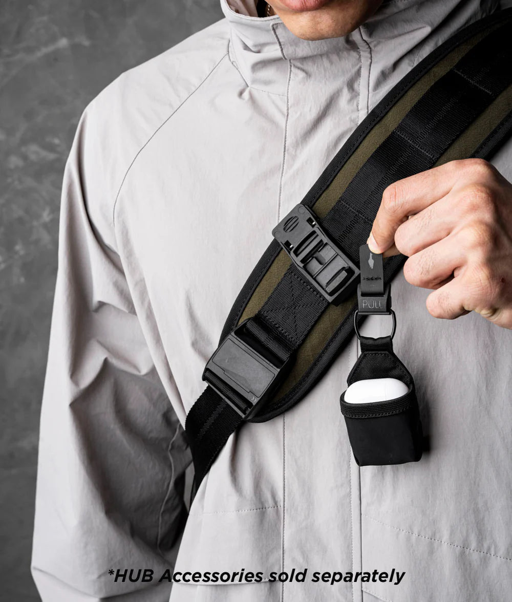 肩帶上的織帶環可讓您通過與 HUB 模組化配件(單獨出售)集成來定製您的攜帶方式。