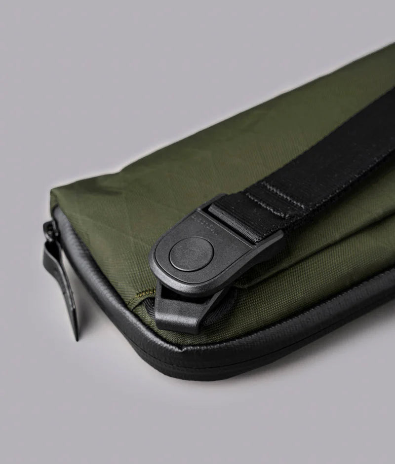 配備 Maglockz 夾扣手帶與肩帶,可用作手腕包或單肩包,隨時切換攜帶模式,滿足不同使用場景需求。