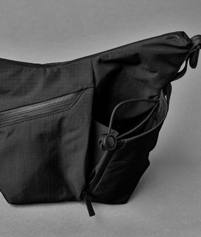 Alpaka Flow Satchel 側肩包
拉鍊擴充角撐板可讓您容納 1 公升大的瓶子。