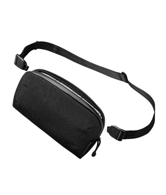 ALPAKA Flight Pouch Pro容量升級，可調肩帶與手腕帶，磁吸護照夾層+RFID防盜，旅行收納更高效安全！